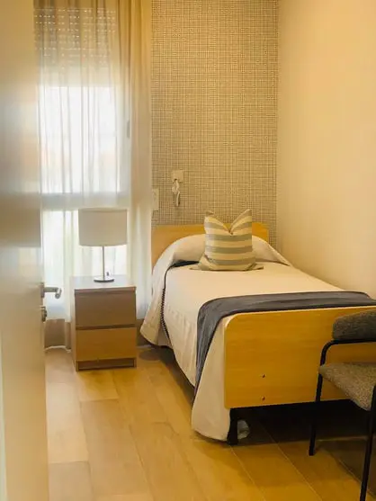 habitación con una cama de la residencia tafira mayores