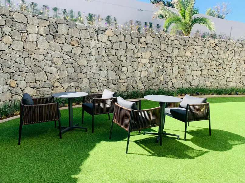 patio de la residencia tafira mayores con sillas y mesas al sol